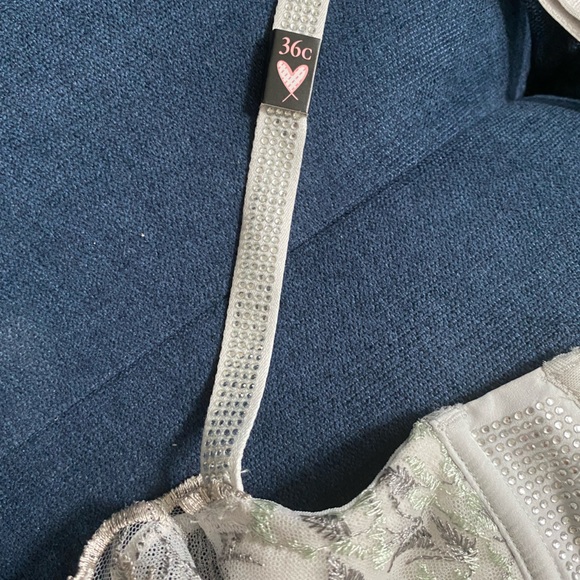 NEVER WORN Victoria’s Secret Embellished Bra - Picture 3 of 4